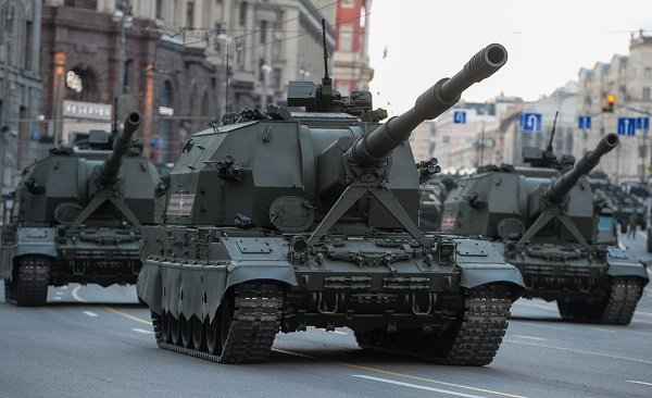 Hệ thống ph&aacute;o tự h&agrave;nh Koalitsiya-SV 152mm, được trang bị hệ thống li&ecirc;n lạc vệ tinh, hệ thống truyền dữ liệu bảo mật diễu h&agrave;nh qua lễ đ&agrave;i.