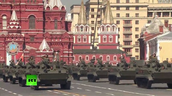 Những cuộc diễu h&agrave;nh của &ldquo;Trung đo&agrave;n Bất tử&rdquo; như tr&ecirc;n trong năm 2015 đ&atilde; thu h&uacute;t tới 500.000 người tại Moscow. Tổng thống Nga Putin khi đ&oacute; cũng tham dự v&agrave; mang theo ảnh của cha &ocirc;ng, một cựu chiến binh.