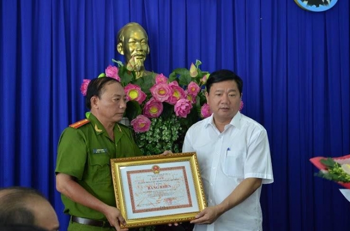 B&iacute; thư Thăng trao bằng khen cho C&ocirc;ng an quận 8.