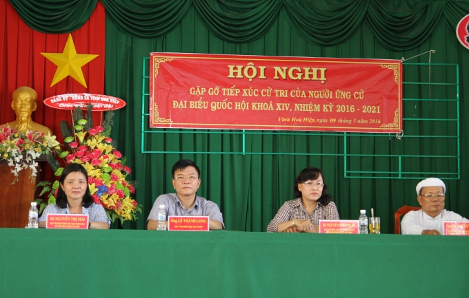 Bộ trưởng L&ecirc; Th&agrave;nh Long tiếp x&uacute;c cử tri tại x&atilde; Vĩnh H&ograve;a Hiệp.