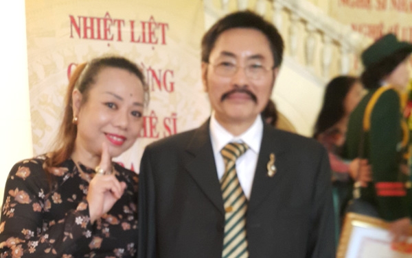 Vợ chồng NSƯT Thu H&agrave; - NSND Ho&agrave;ng Đạt.