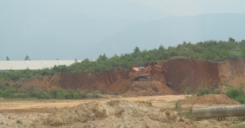 Vĩnh Phúc: Xe tải chở đất phả “mây bụi”, tàn phá đường dân sinh