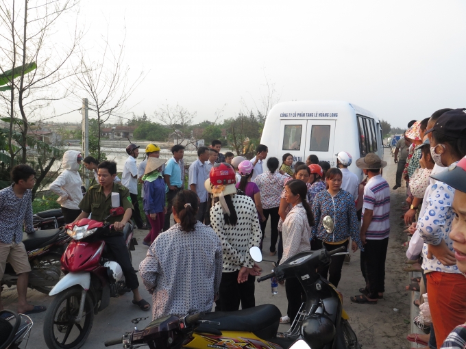 Thi thể của em Nguyễn Văn Hướng đ&atilde; được cơ quan chức năng b&agrave;n giao lại cho gia đ&igrave;nh để đưa về an t&aacute;ng theo nghi thức của địa phương v&agrave;o chiều 9/5.