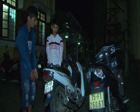 Hai đối tượng bị CƠ quan c&ocirc;ng an bắt giữ c&ugrave;ng tang vật.