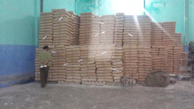 H&agrave;ng chục tấn bột m&igrave; bị thu giữ.