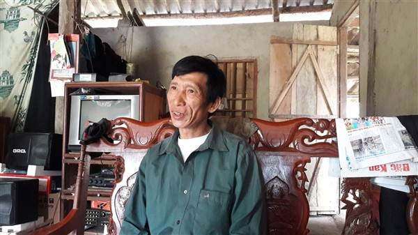 &Ocirc;ng H&agrave; Văn H&ugrave;ng, Trưởng th&ocirc;n Lủng Chang trao đổi với PV Ph&aacute;p luật Plus.