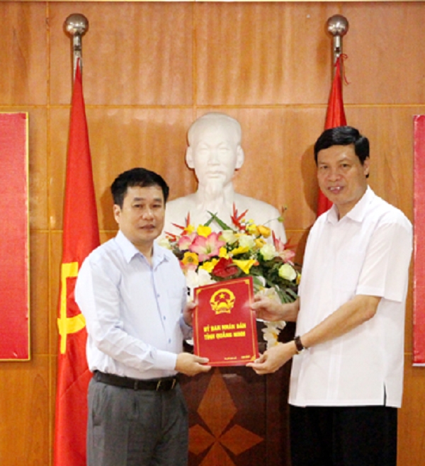 &Ocirc;ng Nguyến Đức Long trao Quyết định bổ nhiệm cho &ocirc;ng Trịnh Đăng Thăng l&agrave;m Ph&oacute; gi&aacute;m đốc phụ tr&aacute;ch điều h&agrave;nh Sở Du lịch.