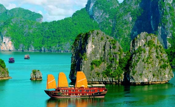 Mỗi năm Hạ Long, Quảng Ninh đ&oacute;n h&agrave;ng triệu lượt du kh&aacute;ch trong v&agrave; ngo&agrave;i nước về thăm quan 1 trong 7 kỳ quan thi&ecirc;n nhi&ecirc;n thế giới.