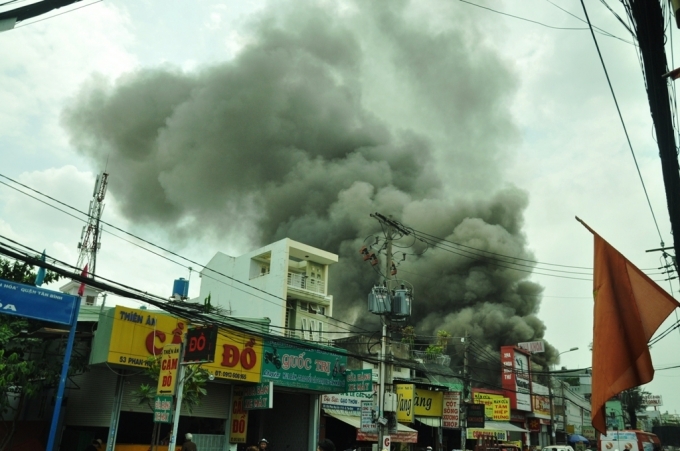 Cột kh&oacute;i bốc l&ecirc;n cao h&agrave;ng chục m&eacute;t.