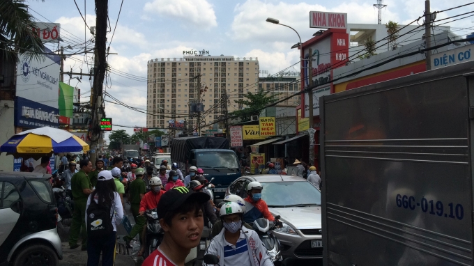 Giao th&ocirc;ng qua khu vực &ugrave;n tắc.