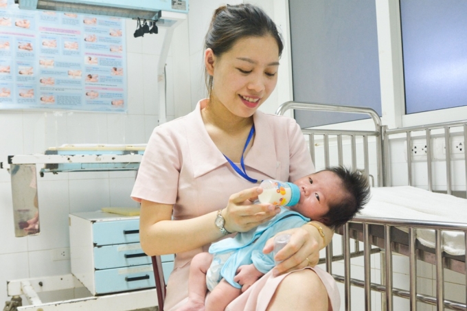 Hiện tại b&eacute; g&aacute;i được c&aacute;c điều dưỡng vi&ecirc;n thay phi&ecirc;n nhau chăm s&oacute;c, sức khỏe của b&eacute; rất tốt.