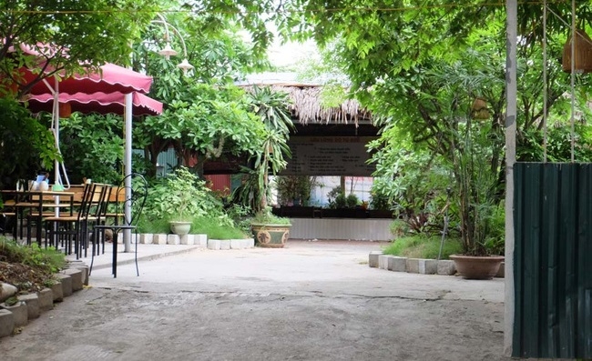 Nh&agrave; h&agrave;ng ăn, nơi d&agrave;n nữ nh&acirc;n vi&ecirc;n mặc bikini xuất hiện.