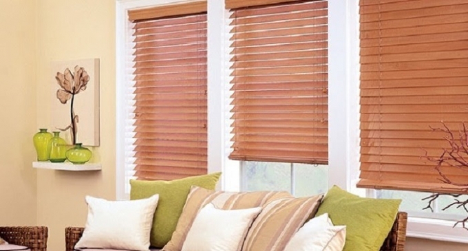 R&egrave;m cửa cuốn phong c&aacute;ch hiện đại.