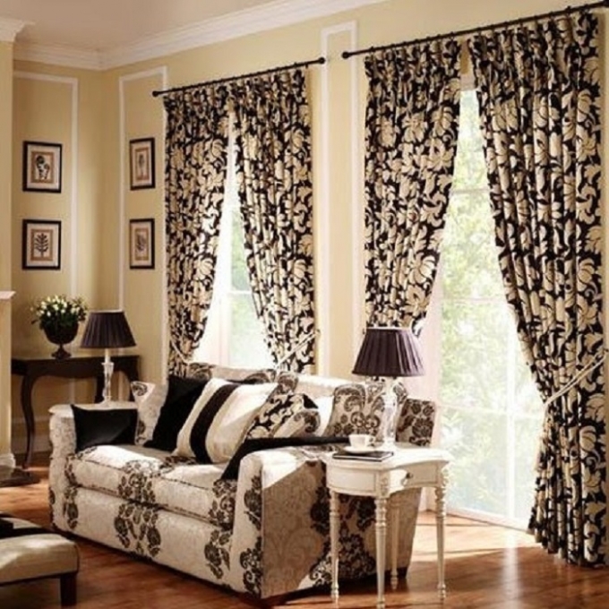 R&egrave;m cửa họa tiết độc đ&aacute;o.