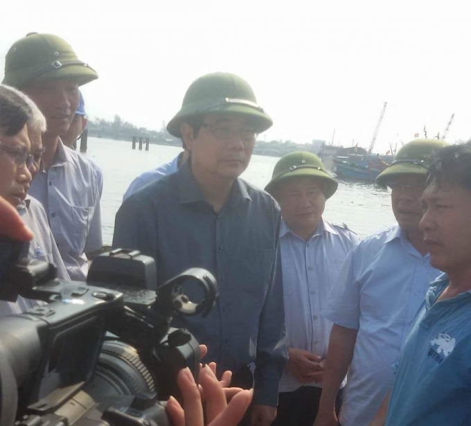 Bộ trưởng Bộ NN&amp;amp;amp;PTNT Cao Đức Ph&aacute;t v&agrave; l&atilde;nh đạo tỉnh đ&atilde; trực tiếp đến cảng c&aacute; lắng nghe những t&acirc;m tư, nguyện vọng của ngư d&acirc;n. (Ảnh: Đăng Hậu)