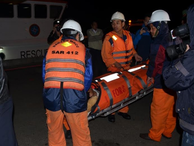 Ngư d&acirc;n bị nạn được đưa v&agrave;o bờ cấp cứu.