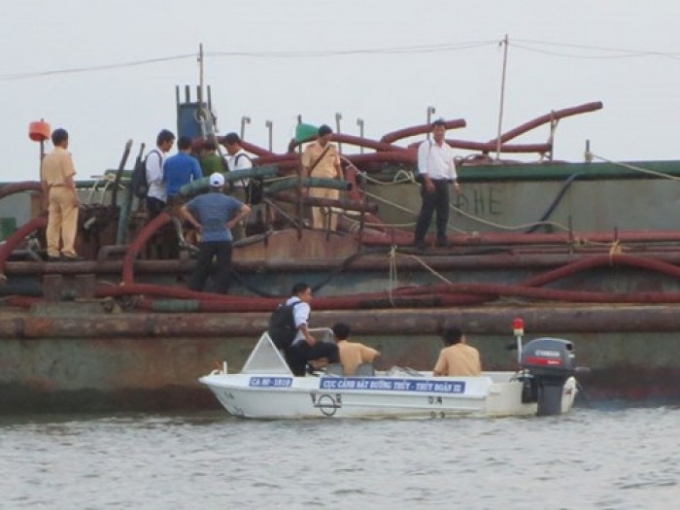 Lực lượng chức năng kiểm tra t&agrave;u khai th&aacute;c c&aacute;t.
