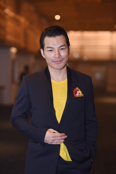 Trong khi Trương Ngọc &Aacute;nh v&agrave; Kim L&yacute; lu&ocirc;n s&aacute;nh bước b&ecirc;n nhau v&agrave; d&agrave;nh cử chỉ &acirc;n cần cho nhau th&igrave; Trần Bảo Sơn vẫn lẻ b&oacute;ng một m&igrave;nh.