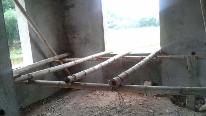 B&ecirc;n trong c&aacute;c ph&ograve;ng ngổn ngang vật liệu thi c&ocirc;ng.