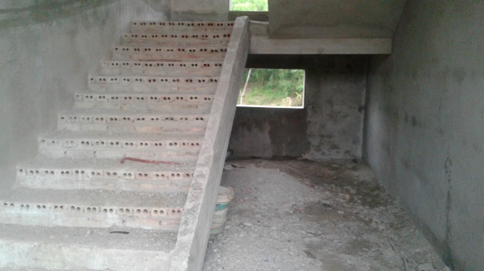 Cầu thang, nền nh&agrave; mới chỉ được x&acirc;y dựng cơ bản.