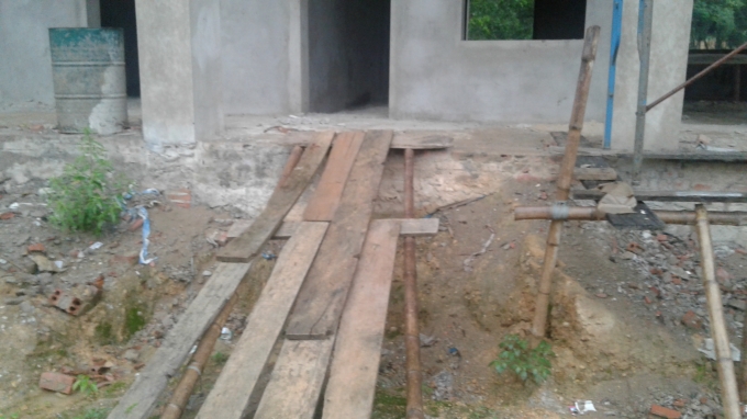 Lối v&agrave;o trạm phải đi qua tấm v&aacute;n bắc ngang miệng hố.