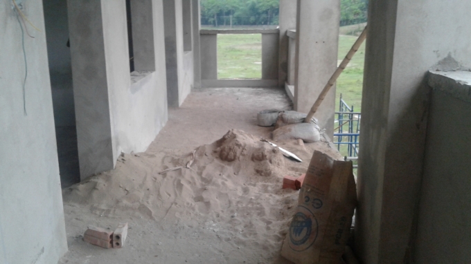 Tr&ecirc;n tầng, vật việt x&acirc;y dựng vẫn đang bị vứt ngổn ngang g&acirc;y l&atilde;ng ph&iacute;.