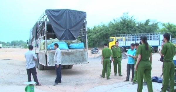 Quảng Ngãi: Bắt giữ hàng tấn thực phẩm bốc mùi hôi thối
