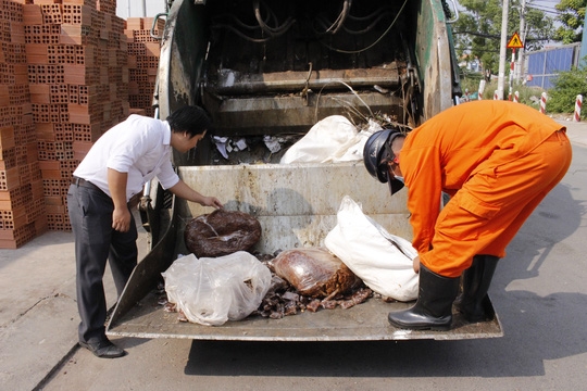 Đại diện Ph&ograve;ng Y tế c&ugrave;ng ch&iacute;nh quyền địa phương tiến h&agrave;nh ti&ecirc;u hủy hơn 1 tấn me bẩn.
