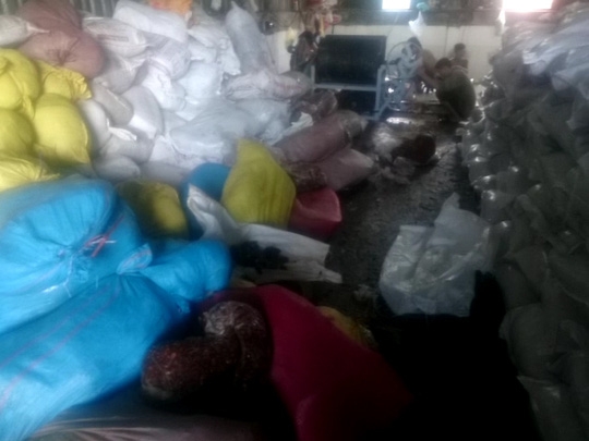 Nơi sơ chế me tại cơ sở n&agrave;y hết sức lộn xộn, mất vệ sinh.