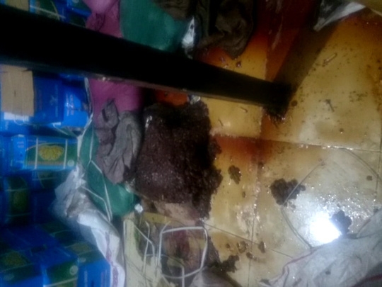 Me bẩn vương v&atilde;i, chảy nước v&agrave;ng dưới s&agrave;n nh&agrave;.