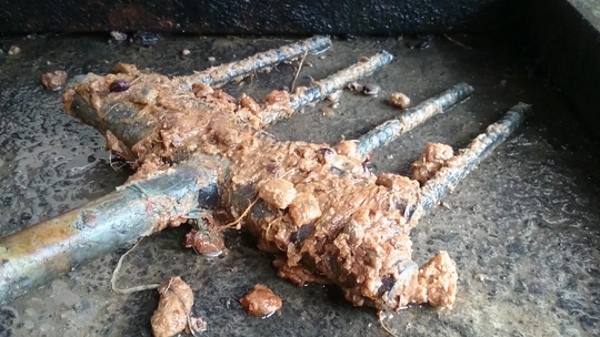 Dụng cụ l&agrave;m me hết sức mất vệ sinh.