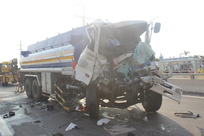 Đầu xe bồn biến dạng ho&agrave;n to&agrave;n.