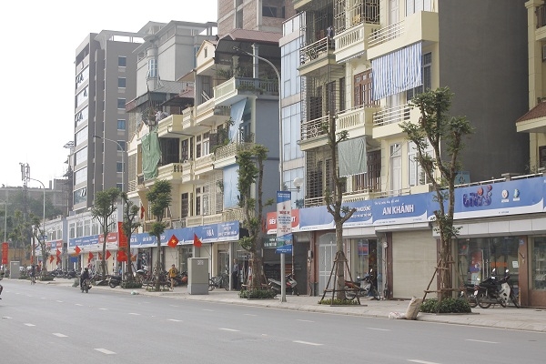 C&aacute;c biển hiệu quảng c&aacute;o tr&ecirc;n tuyền đường được đồng bộ về chiều cao, k&iacute;ch cỡ v&agrave; m&agrave;u sắc. Đậy l&agrave; sự kh&aacute;c biệt nhất m&agrave; kh&ocirc;ng tuyến đường n&agrave;o c&oacute; được.