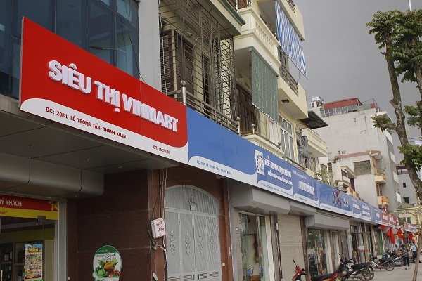 Chiều cao trung b&igrave;nh của c&aacute;c loại bảng biển quảng c&aacute;o so với mặt đất được cố định khoảng 3m. Chiều cao bảng biển l&agrave; 1,1m, được sơn 2 m&agrave;u xanh v&agrave; đỏ.&nbsp;