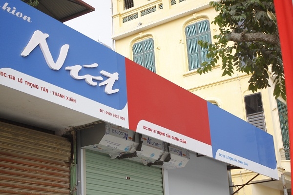 Tuy nhi&ecirc;n, b&ecirc;n cạnh đ&oacute; c&ograve;n một v&agrave;i biển hiệu chưa c&oacute; nội dung đang trong giai đoạn