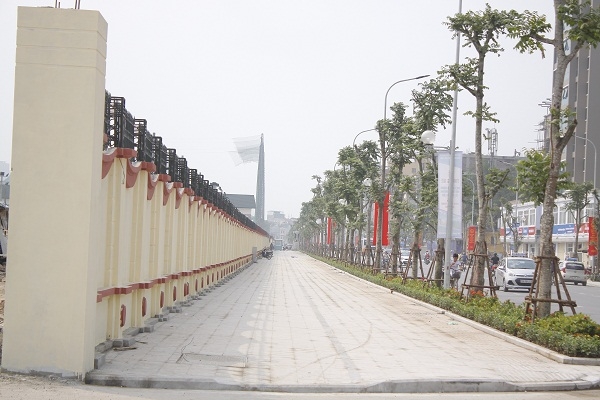 Vỉa h&egrave; rộng hơn 7 m&eacute;t l&agrave; phần đất thuộc Qu&acirc;n chủng Ph&ograve;ng kh&ocirc;ng Kh&ocirc;ng qu&acirc;n.