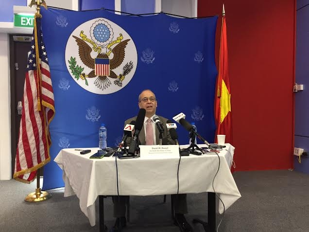 &Ocirc;ng Russel tại cuộc họp b&aacute;o.