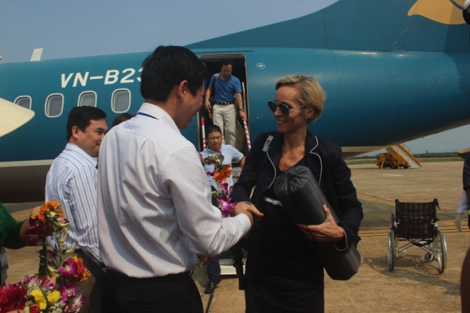 L&atilde;nh đạo sở VHTT&amp;amp;amp;DL Quảng B&igrave;nh ra s&acirc;n bay đ&oacute;n tiếp đo&agrave;n Đại sứ c&aacute;c nước. Ảnh: Văn Ba.