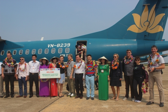 Đo&agrave;n vui vẻ Chụp ảnh lưu niệm tại s&acirc;n bay.&nbsp;Ảnh: Văn Ba.