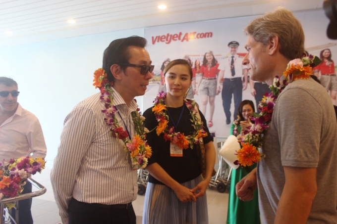 &Ocirc;ng Phạm Sanh Ch&acirc;u tr&ograve; chuyện c&ugrave;ng c&aacute;c vị Đại sứ tại s&acirc;n bay.&nbsp;Ảnh: Văn Ba.