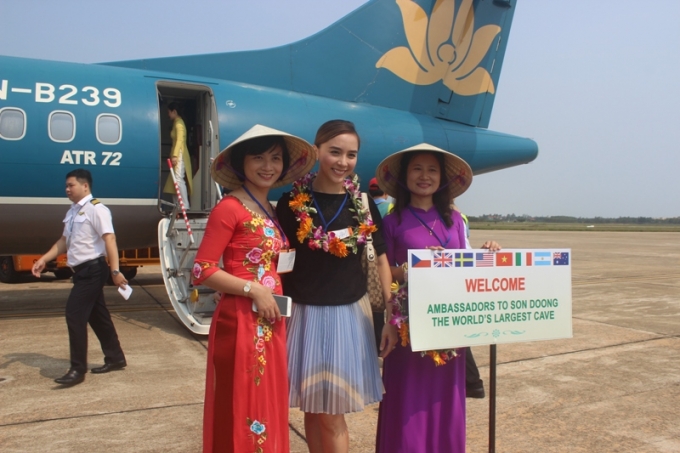 &Aacute; hậu Việt nam Dương Trương Thi&ecirc;n L&yacute; rạng ngời chụp h&igrave;nh c&ugrave;ng c&aacute;c fan.&nbsp;Ảnh: Văn Ba.