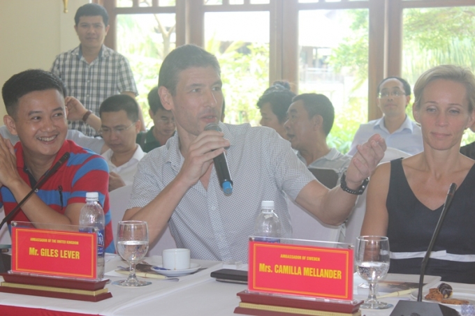 Đại sứ Vương Quốc Anh &ocirc;ng Giles Leve g&acirc;y ấn tượng khi ph&aacute;t biểu bằng tiếng Việt.&nbsp;Ảnh: Văn Ba.