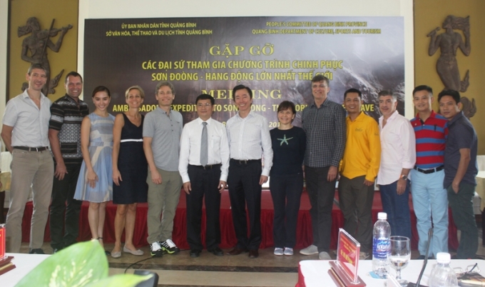 Đo&agrave;n Đại sứ chụp h&igrave;nh c&ugrave;ng l&atilde;nh đạo tỉnh Buảng B&igrave;nh. Ảnh: Văn Ba.