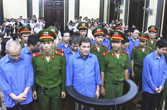 Cường (ở giữa) c&ugrave;ng c&aacute;c đồng phạm trước v&agrave;nh m&oacute;ng ngựa.