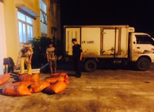 Lực lượng CSGT thu giữ v&agrave; b&agrave;n giao số lượng s&ograve; cho cơ quan chức năng xử l&yacute; theo đ&uacute;ng thẩm quyền.