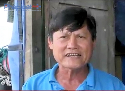 &Ocirc;ng Đặng Văn T&yacute; (x&atilde; Hải Thanh) cho biết, c&aacute; chết do nguồn nước &ocirc; nhiễm của nh&agrave; m&aacute;y chế biến hải sản tr&ecirc;n địa b&agrave;n xả ra.