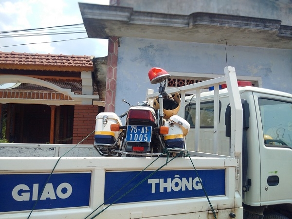 C&uacute; &eacute;p mạnh từ chiếc xe &ocirc; t&ocirc; 16 chỗ khiến một c&aacute;n bộ CA huyện bị thương, xe m&ocirc; t&ocirc; hư hỏng nặng.