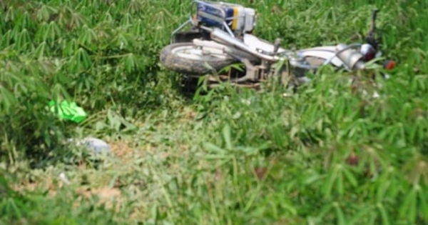 Huế: Bị truy đuổi, ô tô 16 chỗ “hất” xe CSGT xuống ruộng