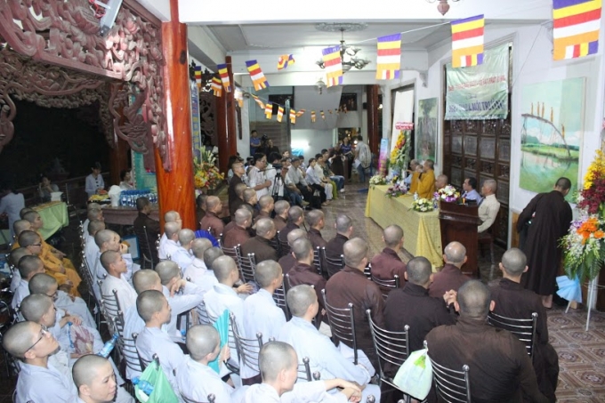 To&agrave;n cảnh lễ khai mạc triễn l&atilde;m tranh, tượng v&agrave; cổ vật phật gi&aacute;o.