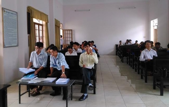 Nhiều người tham dự phi&ecirc;n t&ograve;a đ&atilde; &ldquo;bật cười&rdquo; với c&aacute;ch trả lời ấp &uacute;ng v&agrave; bất nhất của đại diện UBND quận 2 v&agrave; đại diện của Son Kim Land.